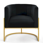 Sillón de terciopelo con base de metal y respaldo curvo