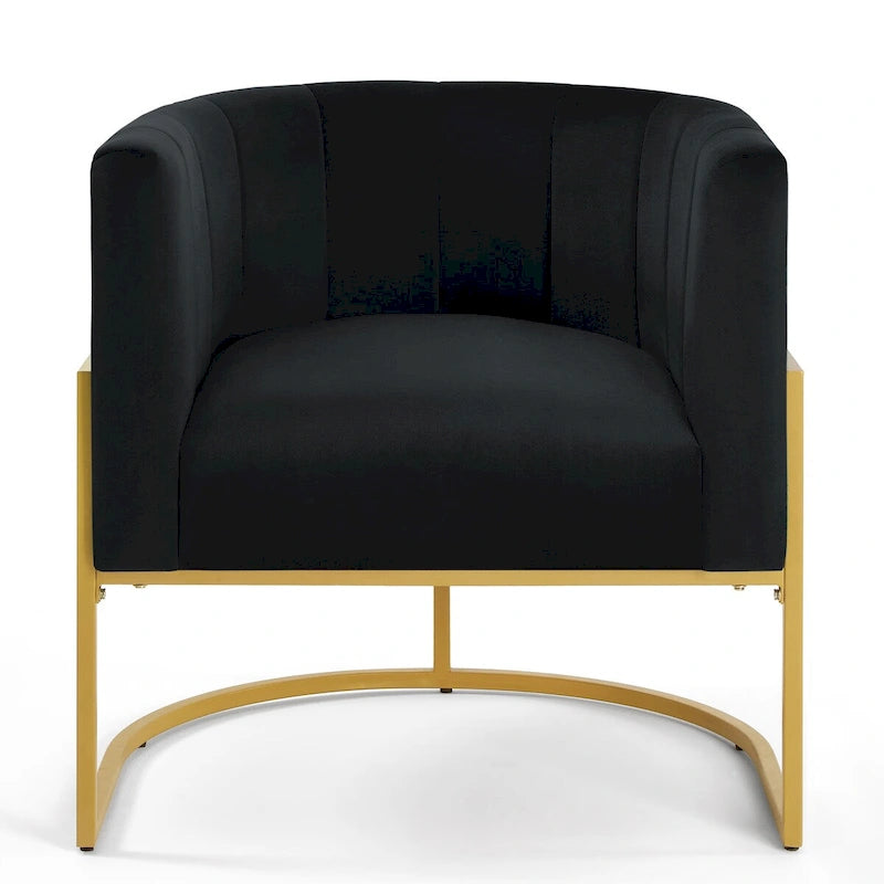 Sillón de terciopelo con base de metal y respaldo curvo