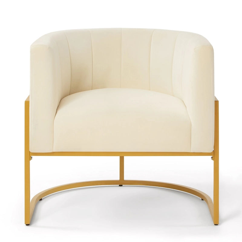 Sillón de terciopelo con base de metal y respaldo curvo