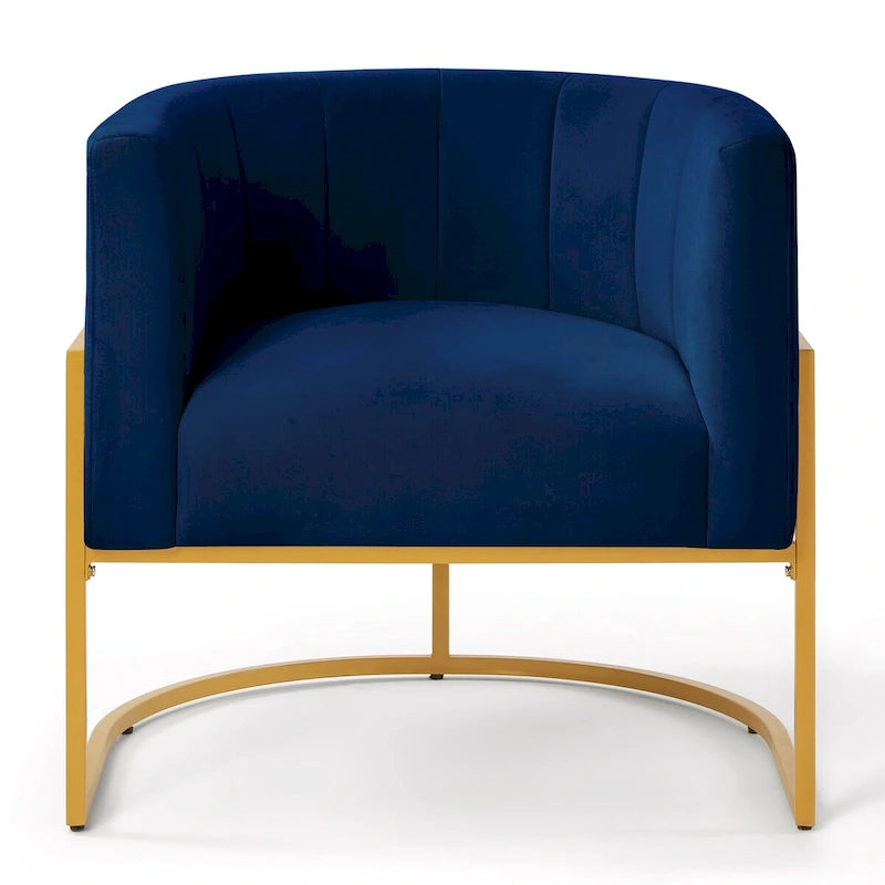 Sillón de terciopelo con base de metal y respaldo curvo