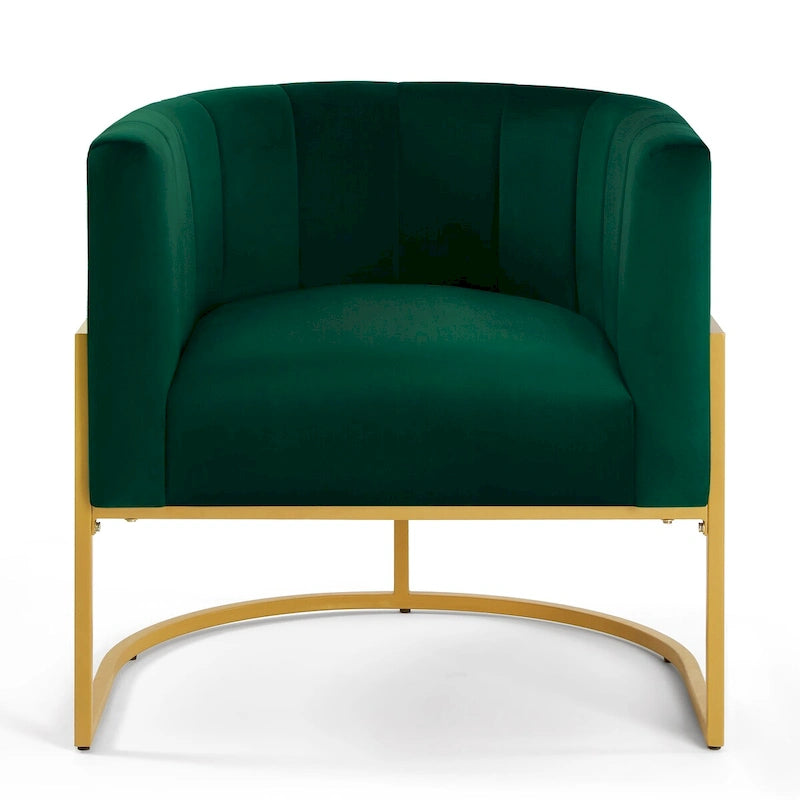 Sillón de terciopelo con base de metal y respaldo curvo