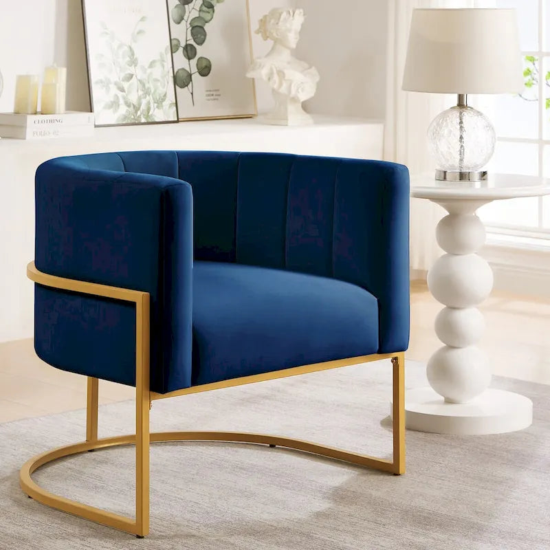Sillón de terciopelo con base de metal y respaldo curvo