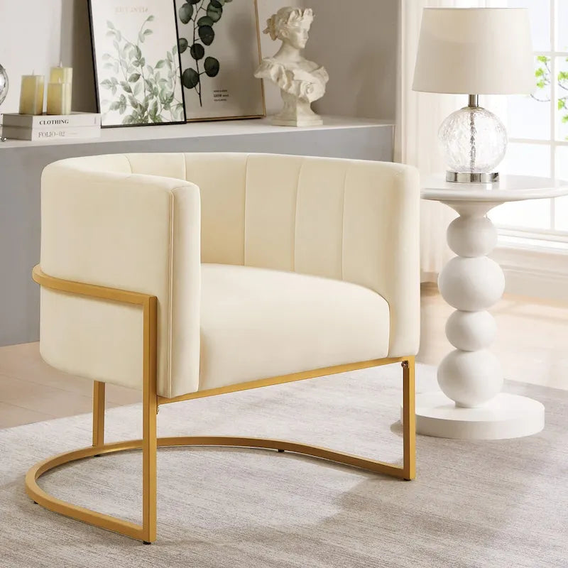 Sillón de terciopelo con base de metal y respaldo curvo