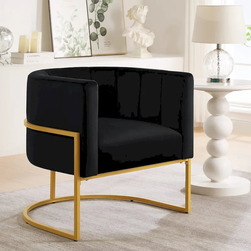 Sillón de terciopelo con base de metal y respaldo curvo
