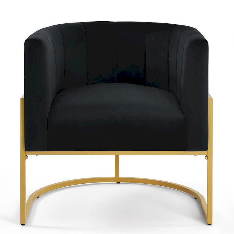 Sillón de terciopelo con base de metal y respaldo curvo