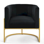 Sillón de terciopelo con base de metal y respaldo curvo