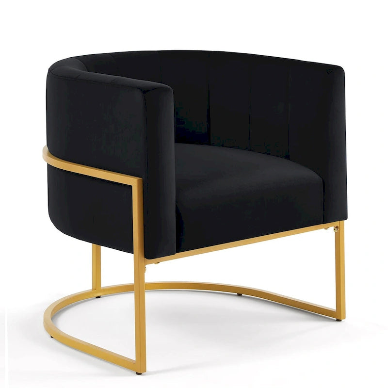 Sillón de terciopelo con base de metal y respaldo curvo