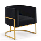Sillón de terciopelo con base de metal y respaldo curvo