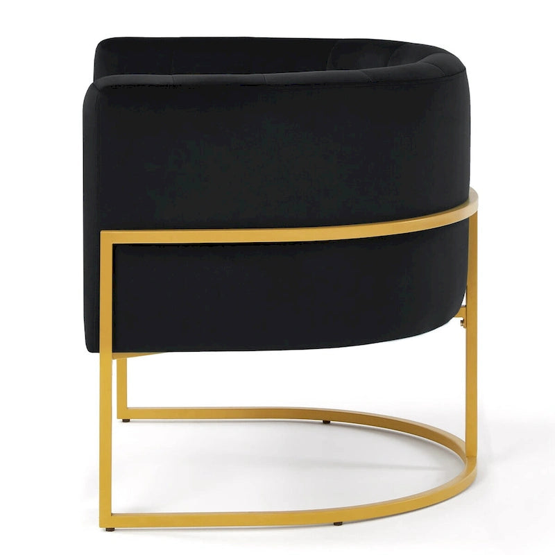 Sillón de terciopelo con base de metal y respaldo curvo