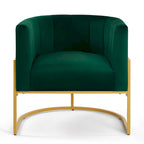 Sillón de terciopelo con base de metal y respaldo curvo