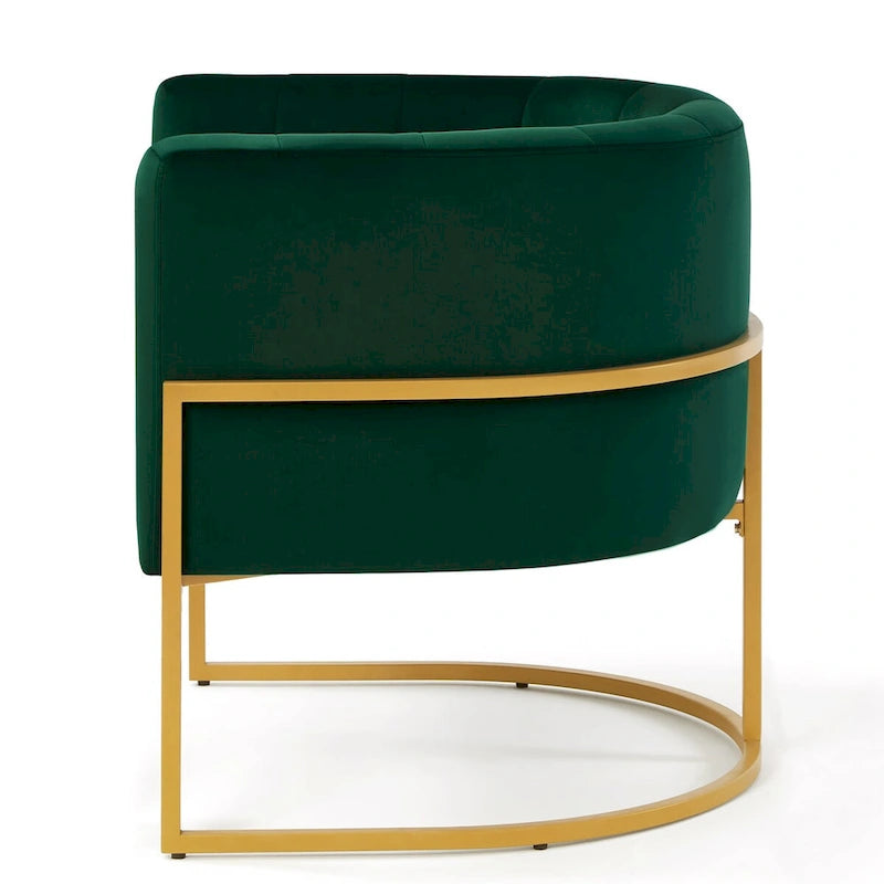 Sillón de terciopelo con base de metal y respaldo curvo