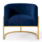 Sillón de terciopelo con base de metal y respaldo curvo
