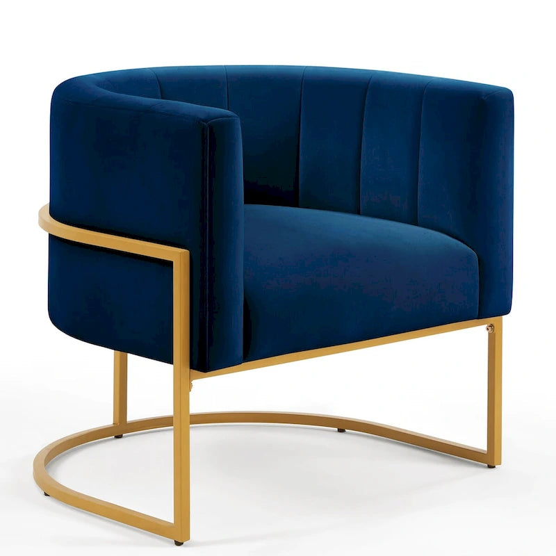 Sillón de terciopelo con base de metal y respaldo curvo