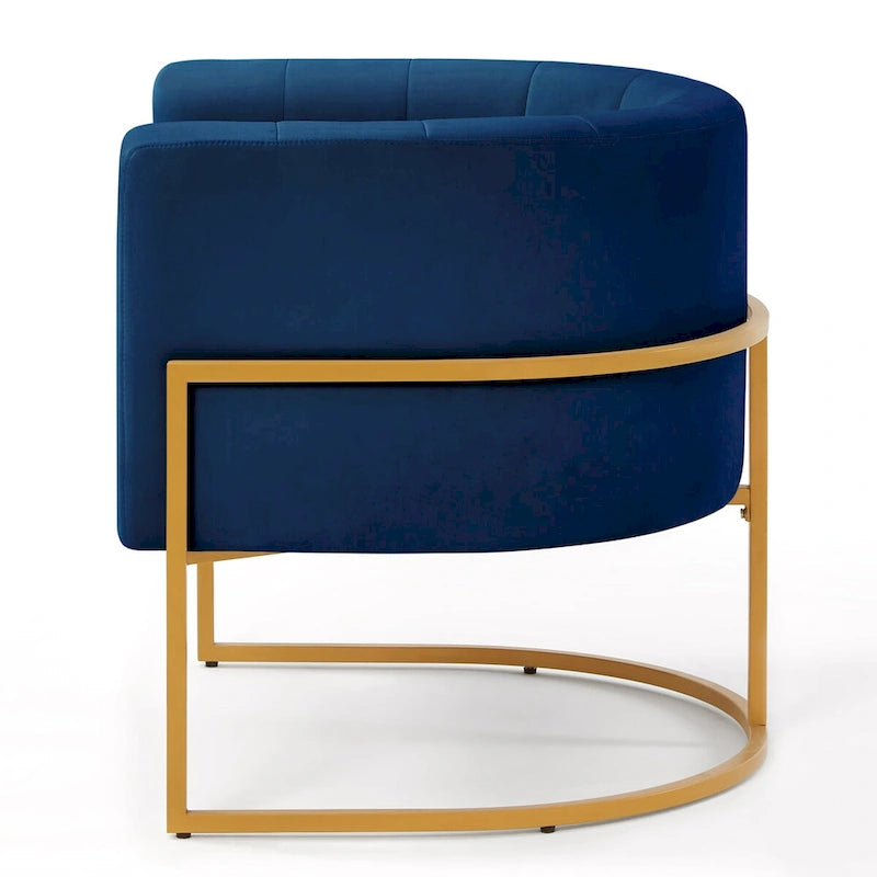 Sillón de terciopelo con base de metal y respaldo curvo