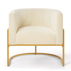 Sillón de terciopelo con base de metal y respaldo curvo