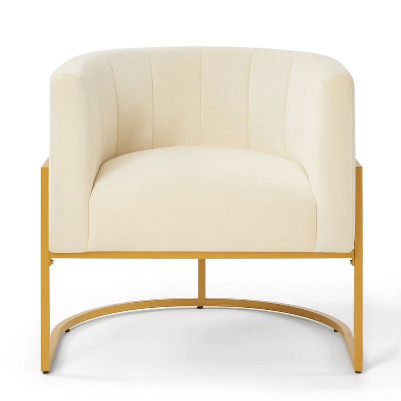 Sillón de terciopelo con base de metal y respaldo curvo