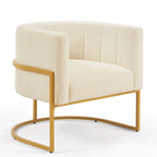 Sillón de terciopelo con base de metal y respaldo curvo