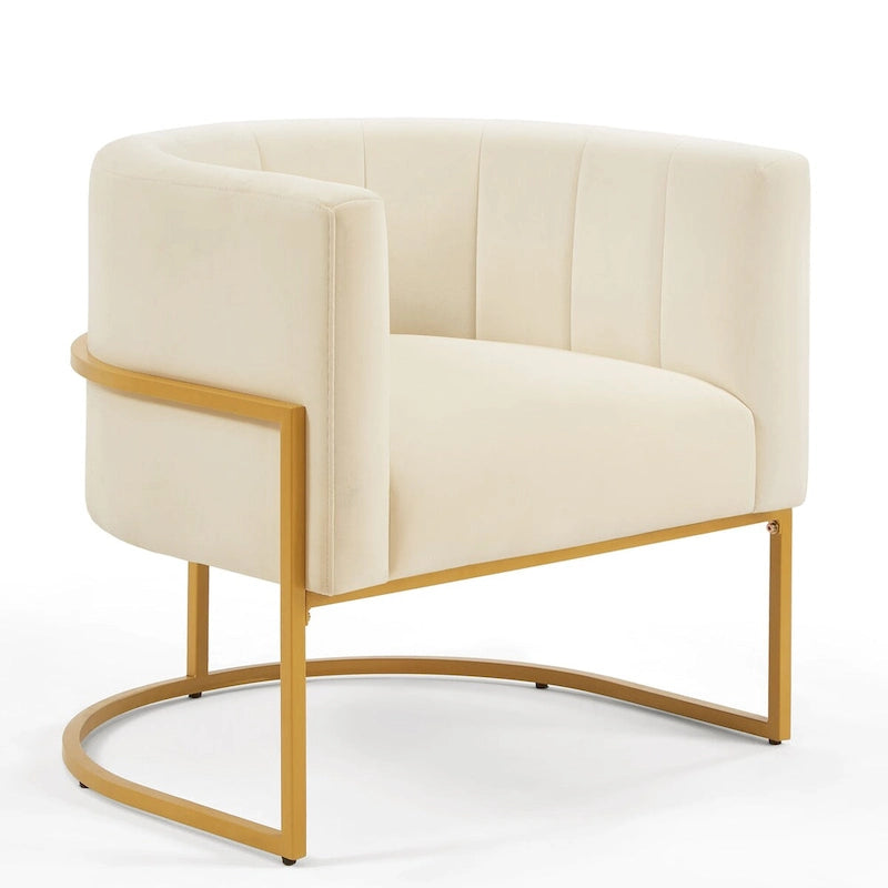 Sillón de terciopelo con base de metal y respaldo curvo