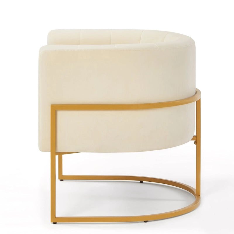 Sillón de terciopelo con base de metal y respaldo curvo