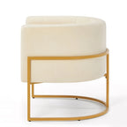 Sillón de terciopelo con base de metal y respaldo curvo