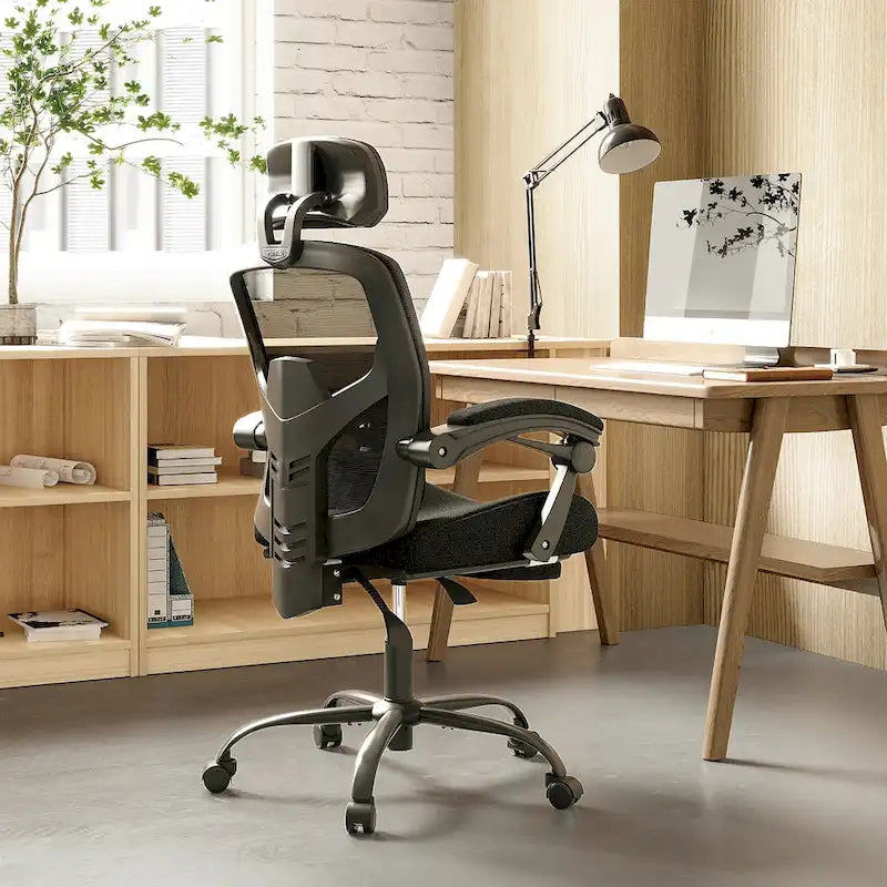 Silla de oficina de malla con respaldo alto, soporte lumbar y reposapiés retráctil