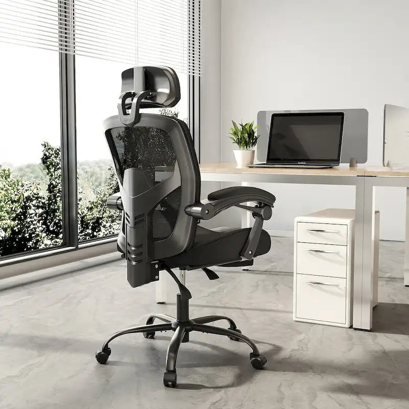 Silla de oficina de malla con respaldo alto, soporte lumbar y reposapiés retráctil