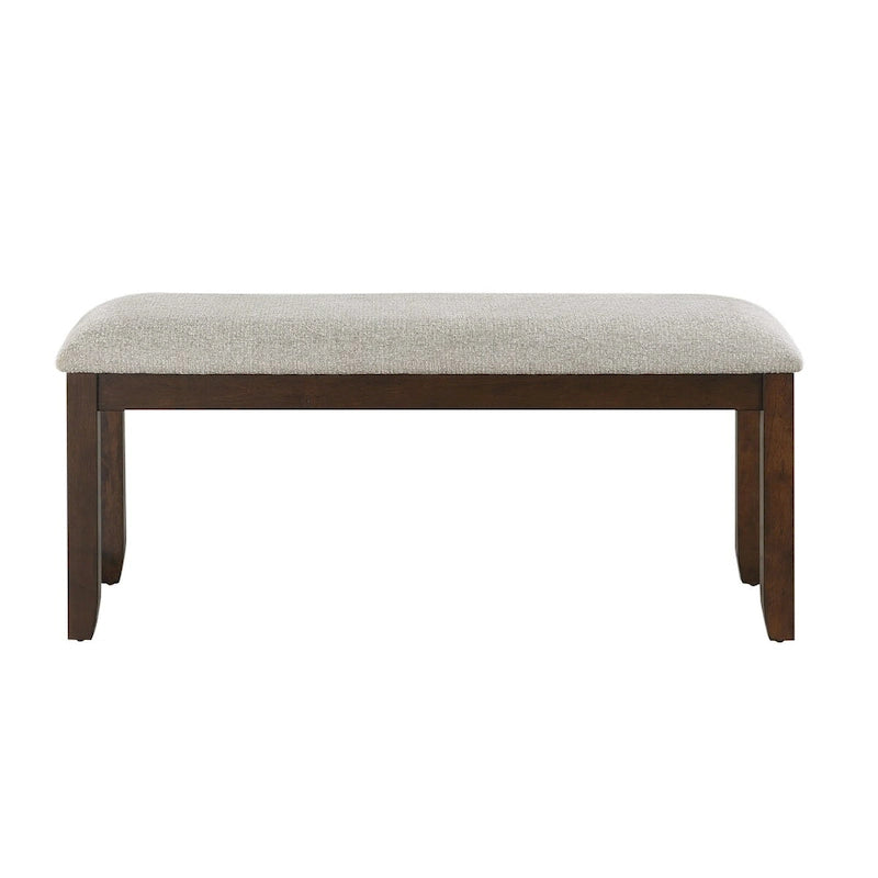 Sofá de tela chenilla gris con patas de madera de nogal y cojines decorativos