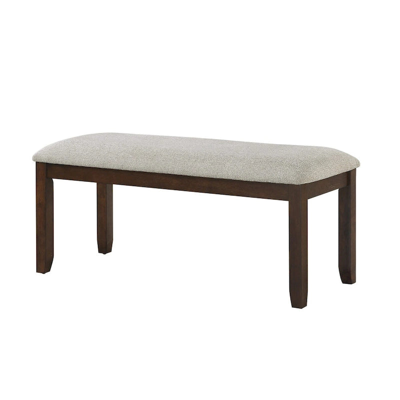 Sofá de tela chenilla gris con patas de madera de nogal y cojines decorativos