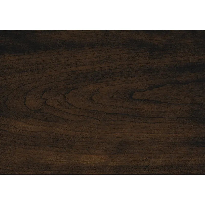 Sofá de tela chenilla gris con patas de madera de nogal y cojines decorativos