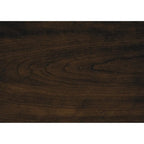 Sofá de tela chenilla gris con patas de madera de nogal y cojines decorativos