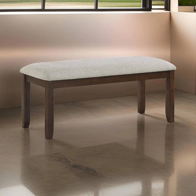 Sofá de tela chenilla gris con patas de madera de nogal y cojines decorativos
