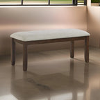 Sofá de tela chenilla gris con patas de madera de nogal y cojines decorativos