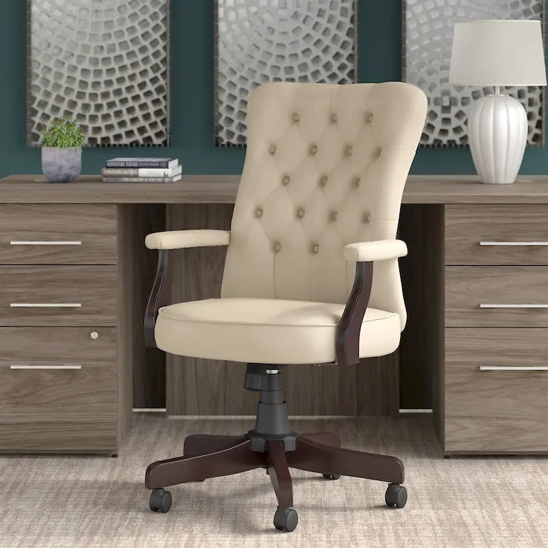 Sillón de oficina Arden Lane con respaldo alto, capitoné y brazos
