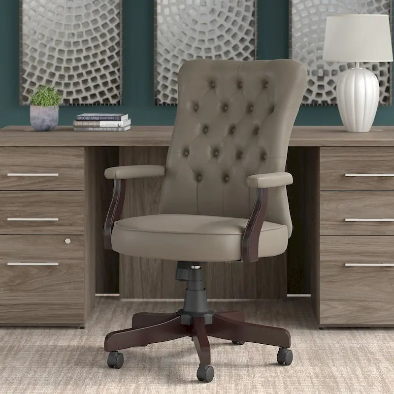 Sillón de oficina Arden Lane con respaldo alto, capitoné y brazos