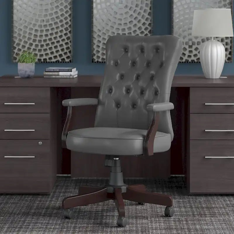 Sillón de oficina Arden Lane con respaldo alto, capitoné y brazos