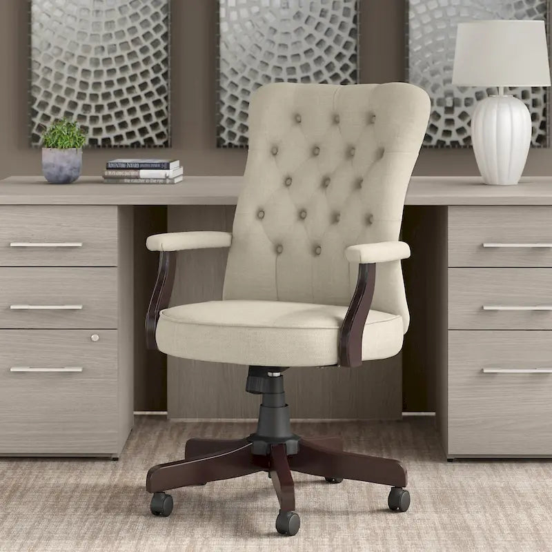 Sillón de oficina Arden Lane con respaldo alto, capitoné y brazos