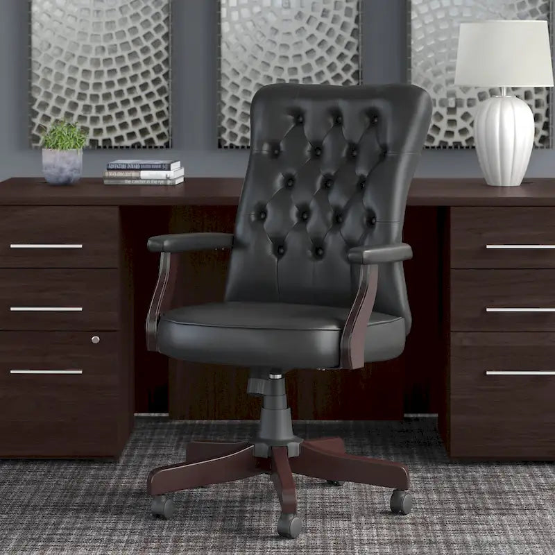 Sillón de oficina Arden Lane con respaldo alto, capitoné y brazos