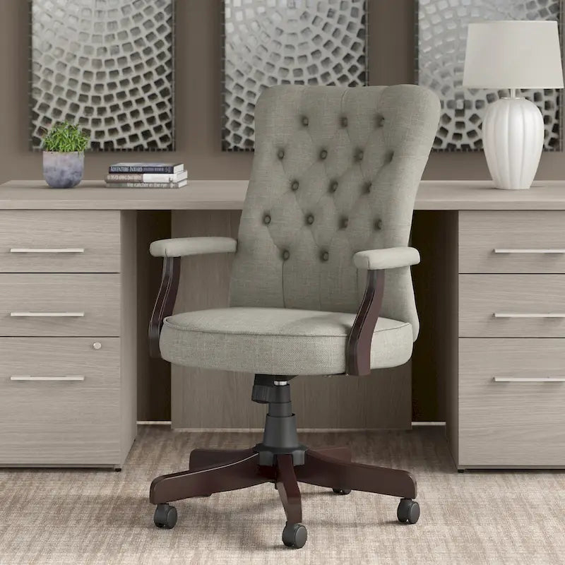 Sillón de oficina Arden Lane con respaldo alto, capitoné y brazos
