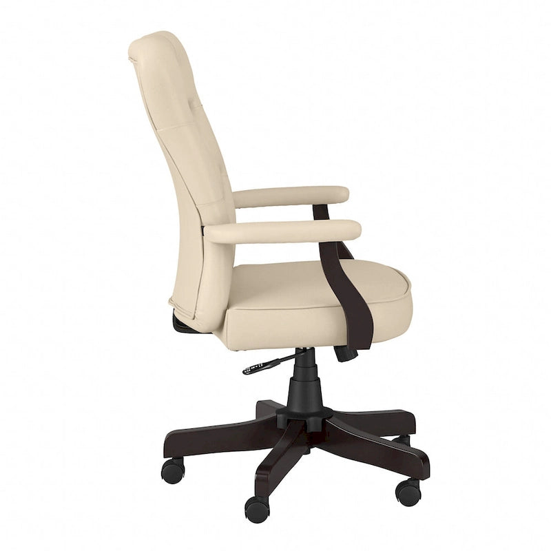 Sillón de oficina Arden Lane con respaldo alto, capitoné y brazos