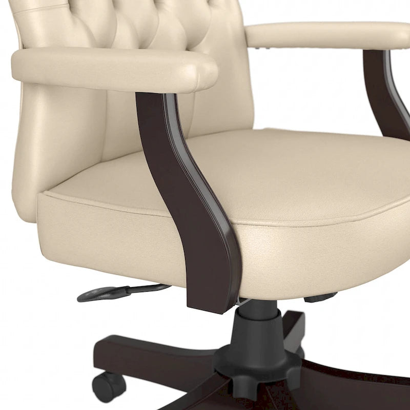 Sillón de oficina Arden Lane con respaldo alto, capitoné y brazos