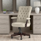 Sillón de oficina Arden Lane con respaldo alto, capitoné y brazos