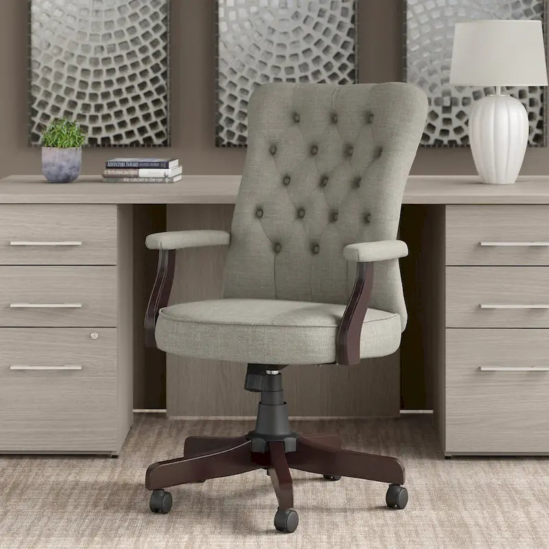 Sillón de oficina Arden Lane con respaldo alto, capitoné y brazos
